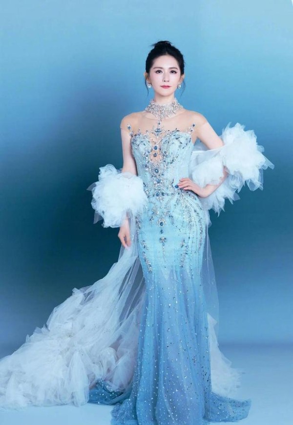 谢娜一袭冰蓝人鱼裙,清冷又华贵。