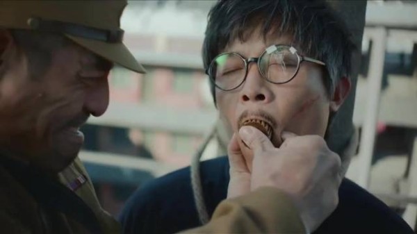 鬼子为侮辱自己的中国老师，竟强行玷污自己的师母，《勇敢的心》