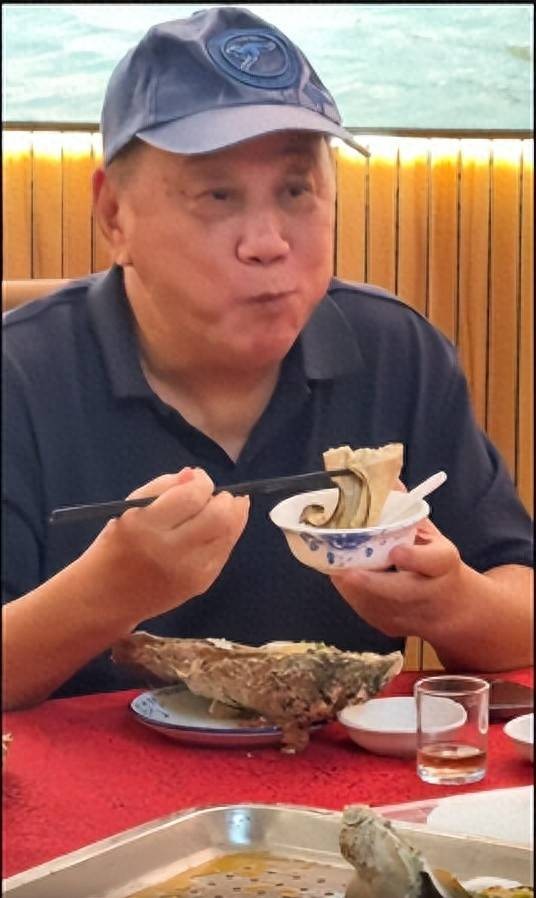 TVB视帝近况曝光，年过80精神饱满，忙碌半生如今享受晚年