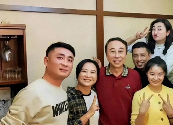 43岁贾玲减重3年后,低调现身冯巩生日宴,这身材哪像反弹