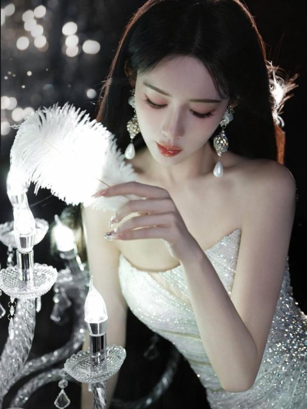 孟子义温柔贵气，氛围感拉满。