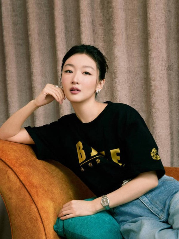 周冬雨斜靠沙发慵懒出镜，黑T恤牛仔裤随性自然，眼神温柔，氛围感拉满。