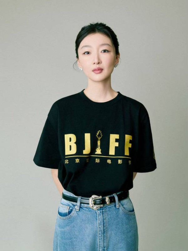 周冬雨黑T恤配牛仔裤造型清爽，眼神沉静，从容大气。