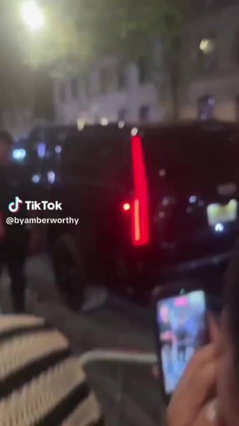 据说你汤搭最早班的飞机来到纽约