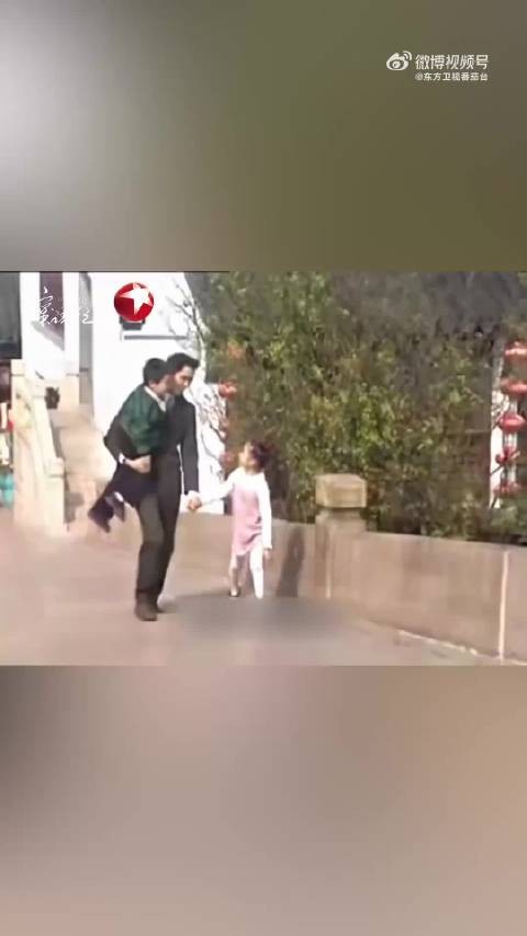 当年抱在怀里，现在同框演戏！这跨越时空的缘分，比剧本还要精彩！