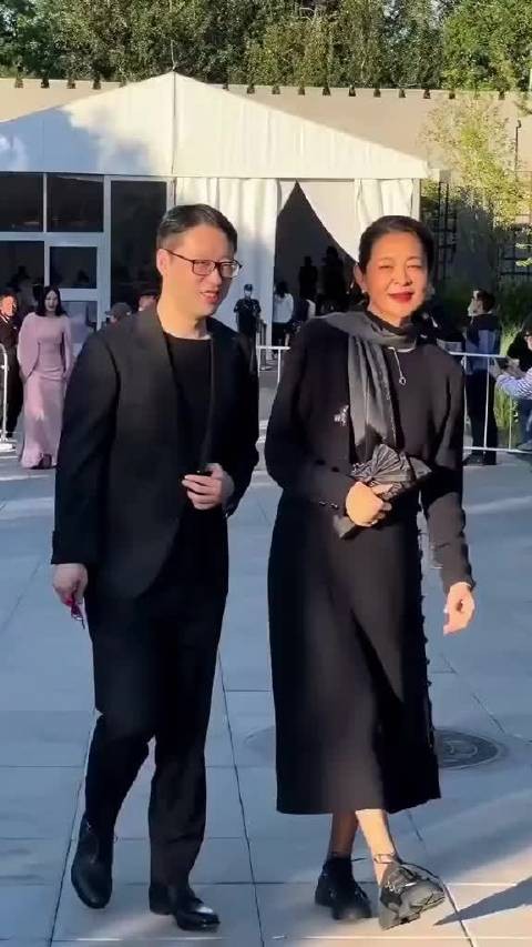 倪萍 现身大学生电影节闭幕红毯，67岁这状态气质如何？