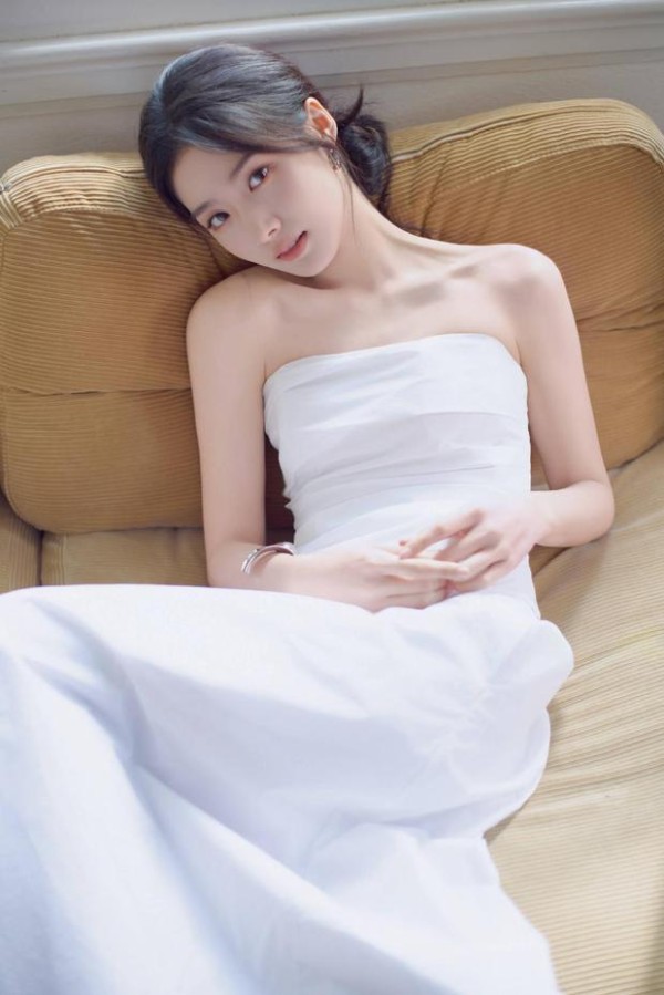 卢昱晓穿白色抹胸长裙好似温柔仙女