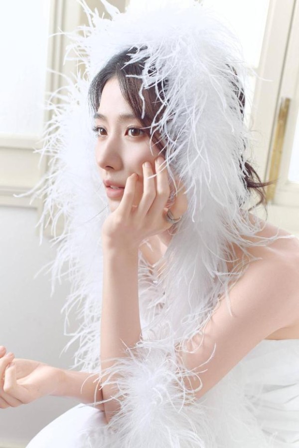 卢昱晓托腮特写,气质清冷优雅。