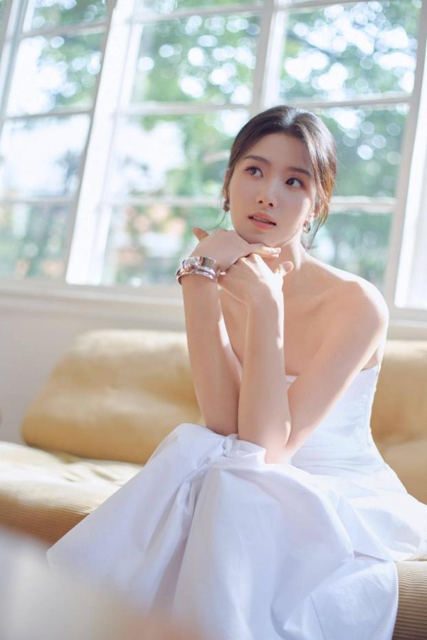 卢昱晓托腮凝望,俏皮灵动。