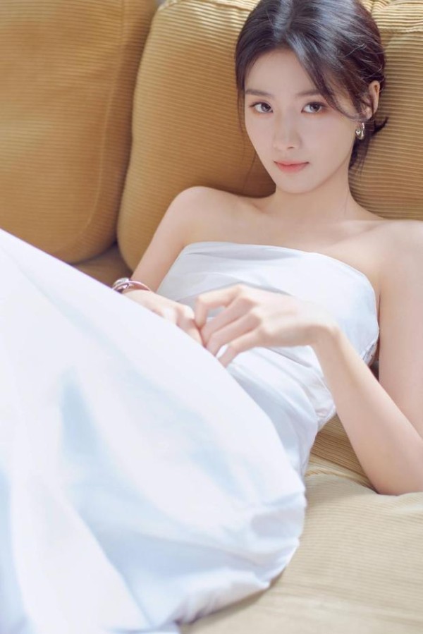 卢昱晓躺沙发,慵懒又松弛。