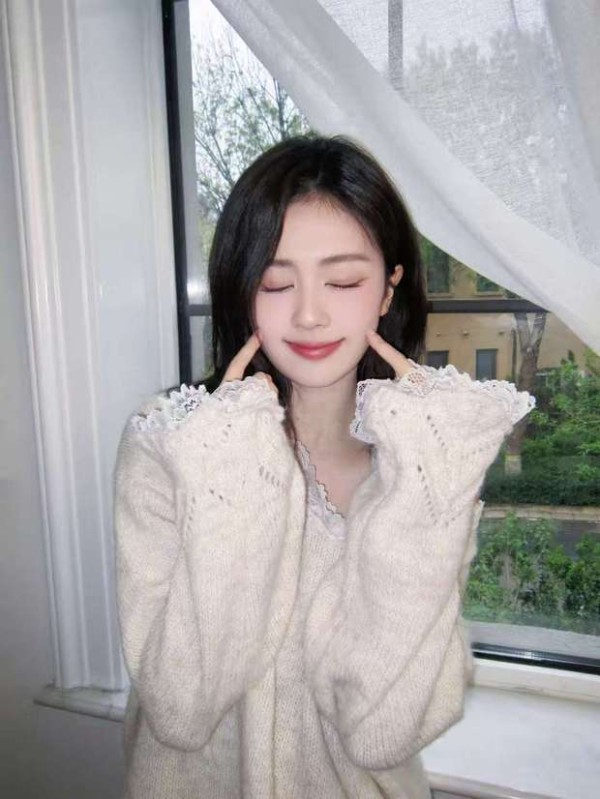 白鹿捏脸卖萌,俏皮可爱。