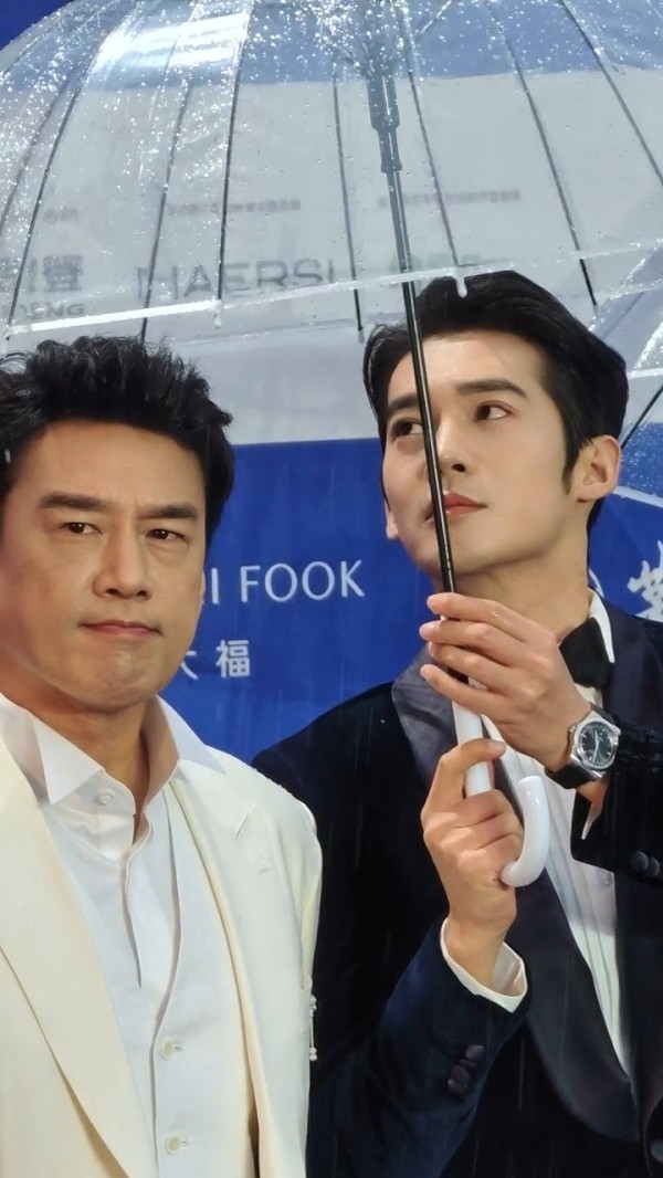 一黑一白~于适王耀庆北影节红毯同框