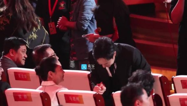 哇 在台下拥抱了