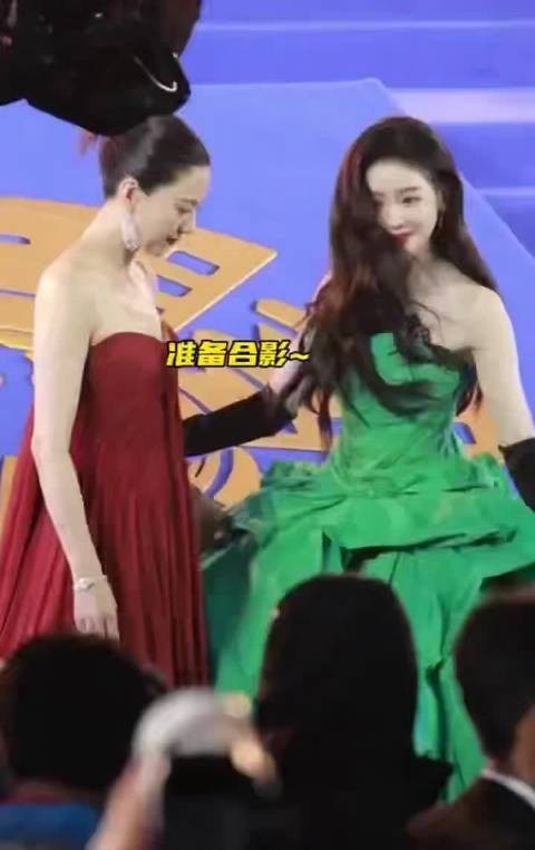 高圆圆和张天爱红毯隔空亲亲，还没开始就害羞到手足无措，温柔姐姐也太娇憨了