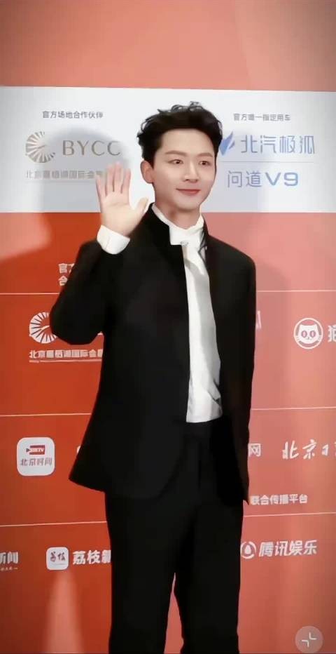 从电视剧到向往电影，张晚意红毯直言想加入电影行业，谦逊又坦荡，太可爱了