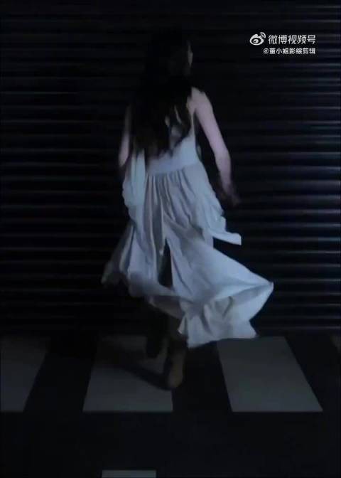 荷叶边白裙造型真的绝美，人怎么可以漂亮成这样！