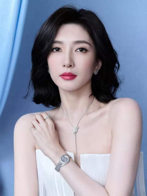 搜狐娱乐讯 近日，江疏影纯白流苏抹胸裙写真释出，肩颈线条精致利落，气质清冷优雅，尽显高级感。