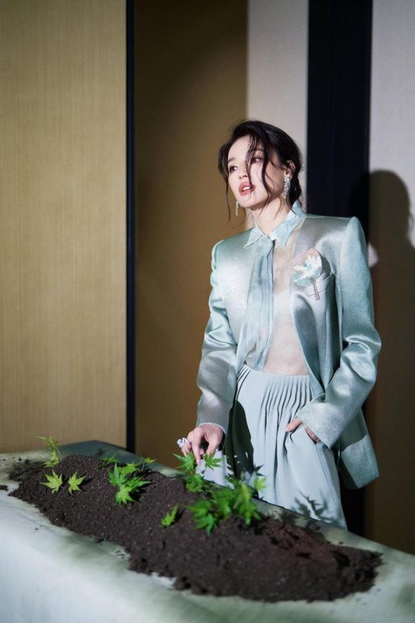 舒淇穿薄荷绿缎面西装套装 明艳松弛气场全开