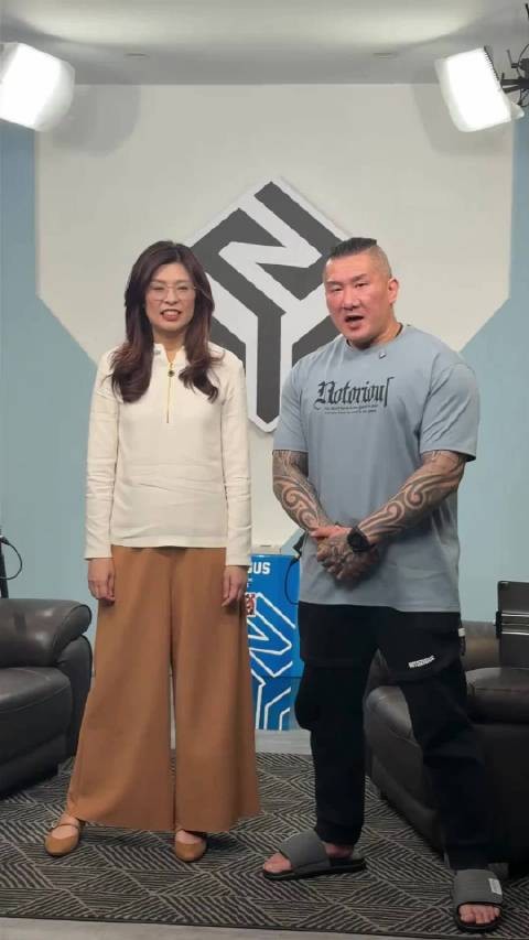 台湾网红馆长访谈郑丽文，郑丽文：馆长是我的好朋友