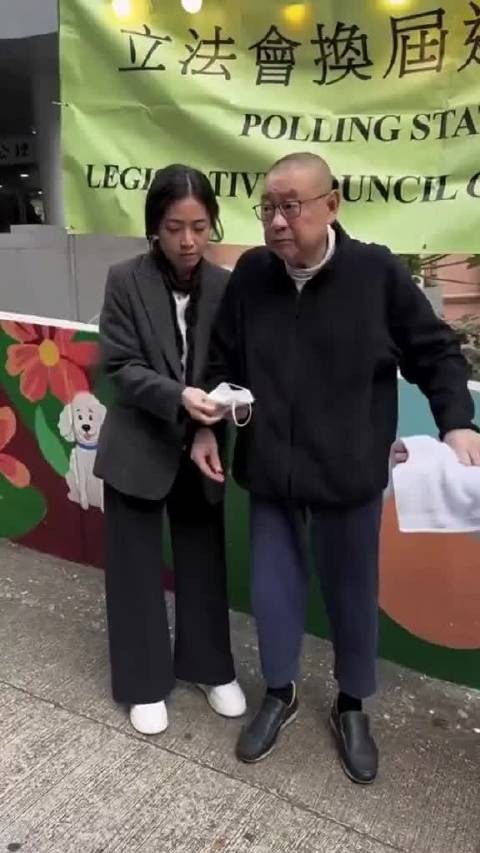 74岁 刘銮雄 携妻子 甘比 同框出席活动，出门妻子陪伴，真爱不分年龄让人羡慕