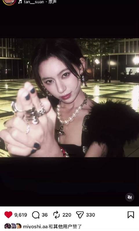 哇 打开ins就看到两个我喜欢的妹妹的合影