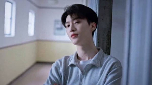 何炅自称范丞丞影迷，称赞其戏里戏外两模两样