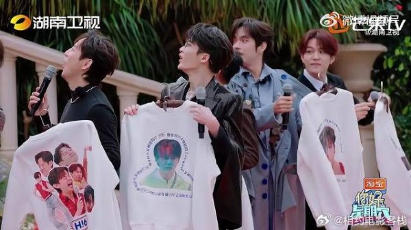 王鹤棣素颜亮相阳台，全黑休闲穿搭难掩帅气