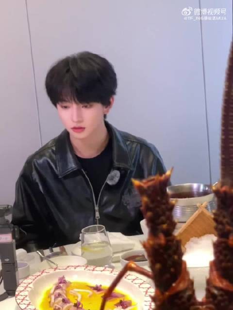 穆祉丞黑色皮衣造型又酷又帅，吃火锅都自带氛围感，帅气值直接拉满！