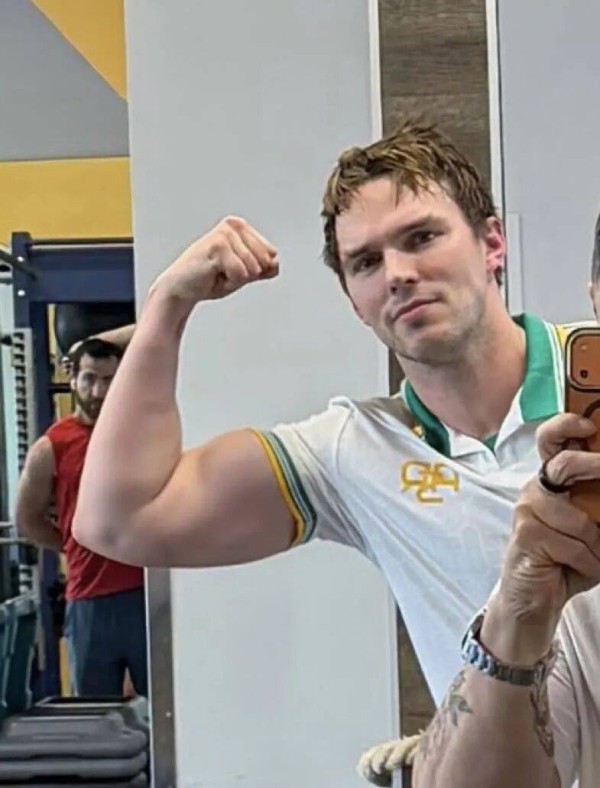 他的肌肉手臂很好看！