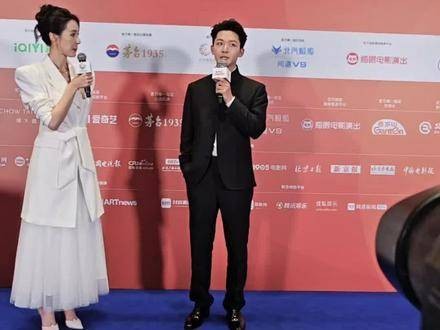 张晚意亮相北影节红毯，诚恳呼吁导演关注