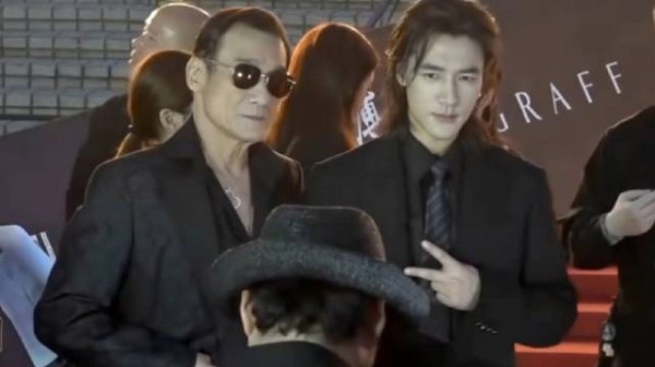 此沙金像奖红毯和daddy梁家辉合照，黑道父子好对味啊