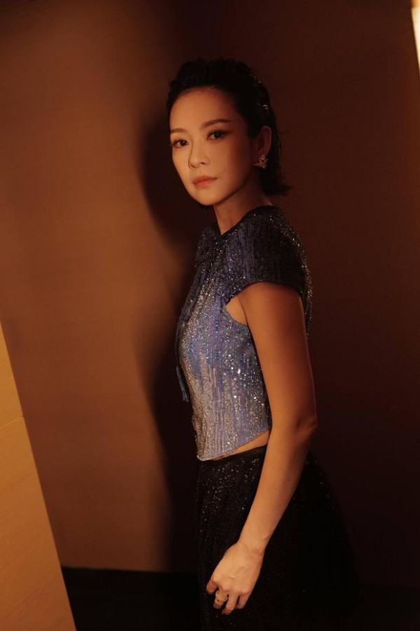 搜狐娱乐讯 19日，章子怡参加金像奖的造型美照释出，她身着蓝黑色露背装性感迷人，湿发背头造型利落干练，整个人又美又飒！