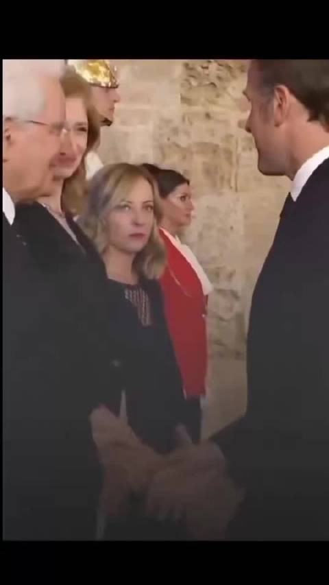 马克龙+梅洛尼 在一起 为了爱情，马克龙不怕被打脸！