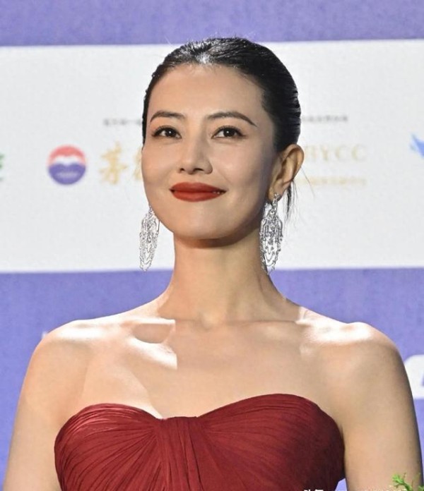 北影节一场大雨浇醒内娱，才懂高圆圆舒淇的美，高级在哪