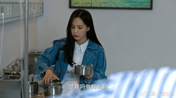 孟钰探望安欣 下秒就把他的病号餐吃了，安欣无语了