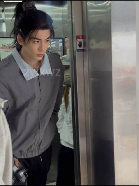 张凌赫4/21出妆路透，高马尾少年好萌好帅吧，眼睛忽闪忽闪！