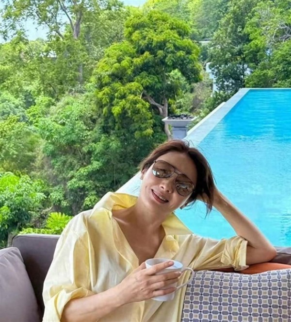 54岁的黎姿在海滩度假，这身材太吓人了，还像少女一样纤细