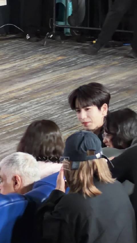 张凌赫左边聊完聊右边 完全社交达人来的！