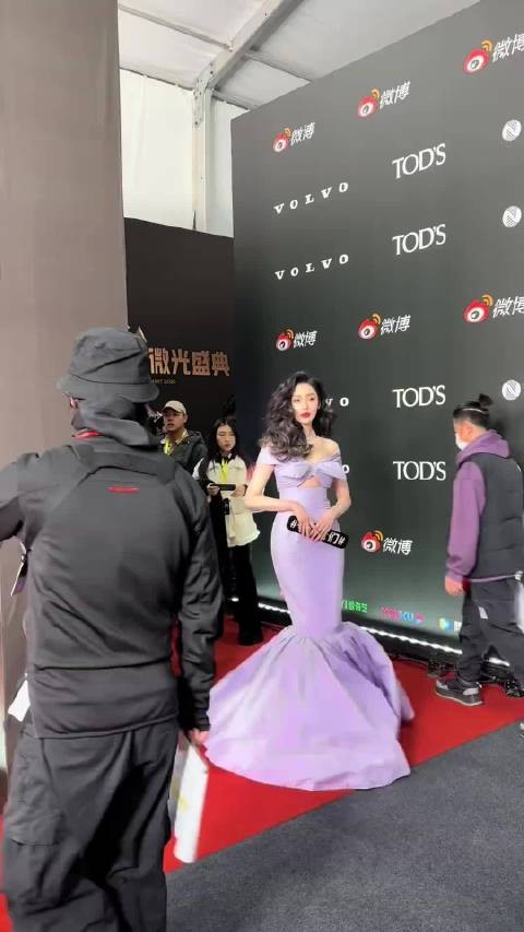 张天爱紫色包臀裙惊艳亮相，景甜绿色长裙仙气十足