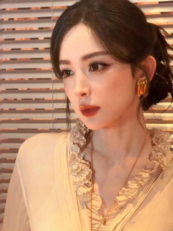 娜扎的脸蛋白皙嫩滑，保养有方。