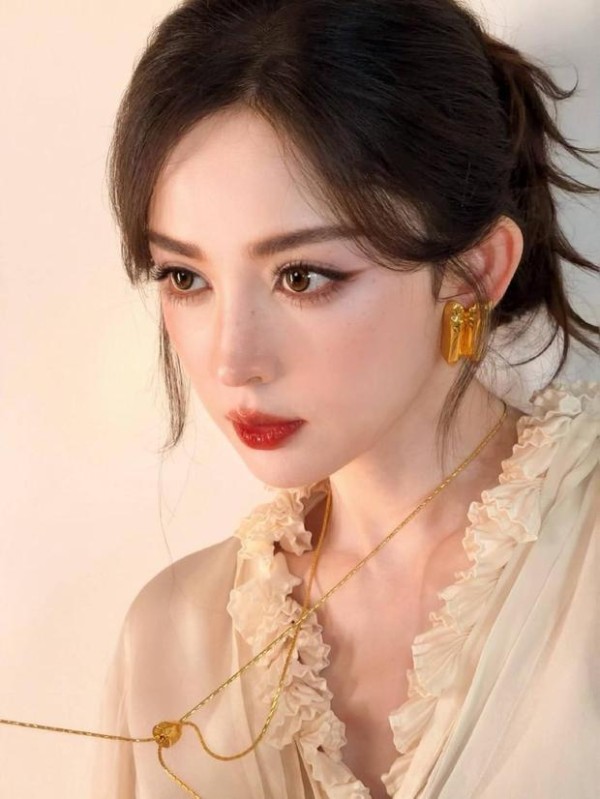 娜扎的妆容好漂亮，烈焰红唇十分吸睛。