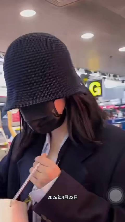 谢娜机场遇到李小冉的粉丝，承诺要帮礼物带到，感谢粉丝的支持