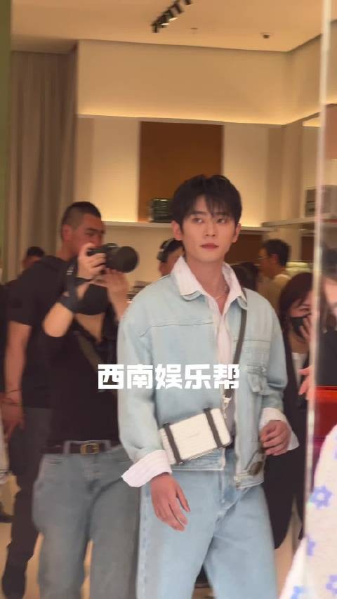 丞磊现身成都，现场人气爆棚！丞磊亮相成都