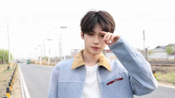 春日气息扑面而来，好帅啊 看镜头也看你