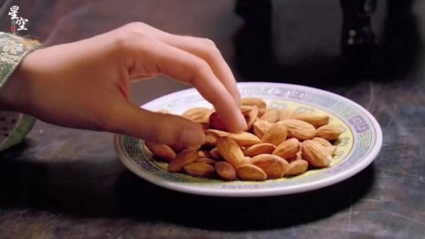 安陵容含怨吞杏仁与甄嬛决裂