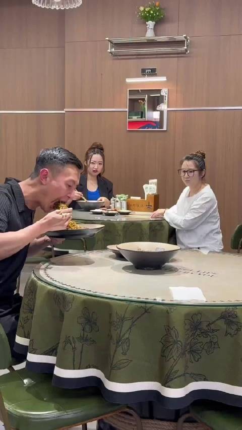 网友拍下的一幕……他撑得面黄肌瘦，我饿的肥头大耳