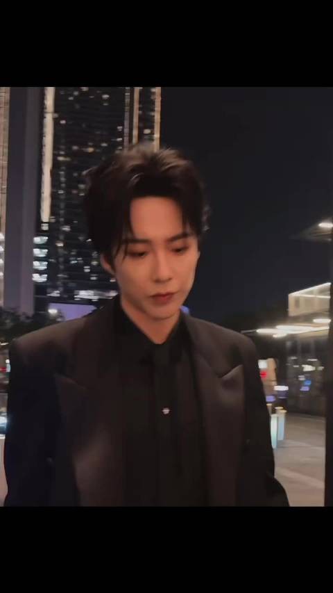 时而眉眼弯弯的笑着 时而酷酷的走着 都很暖很帅气 看到他会很快乐