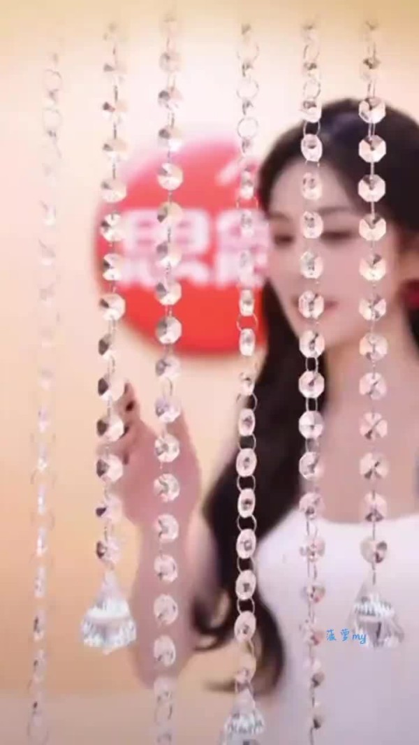 白鹿身着鎏金裙亮相，为助理下厨展厨艺