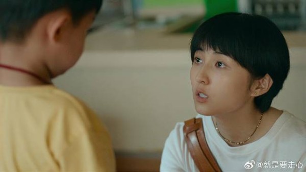 弟弟不想拖累姐姐 独自去找养父母，姐姐反应心碎了！