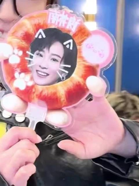 徐梦洁手工制作应援物赠粉丝